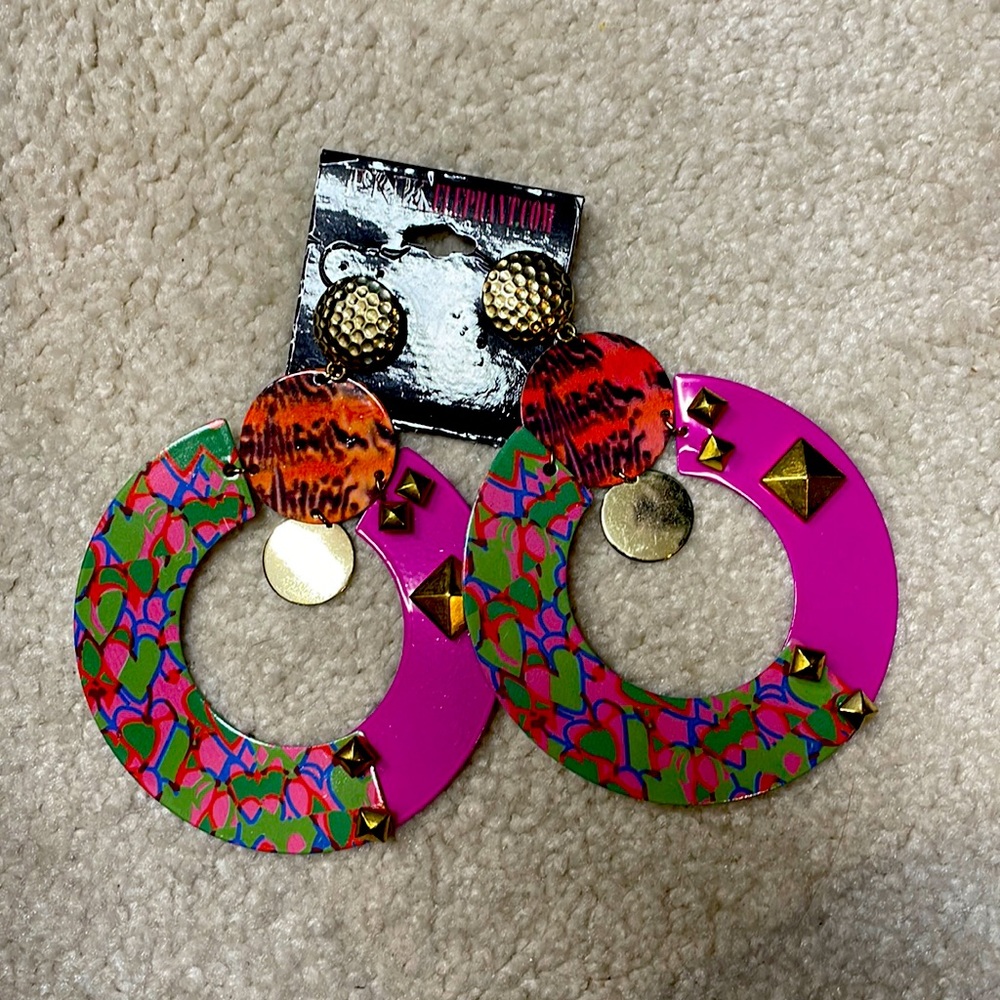 Earrings that stand out ! A little pop of color